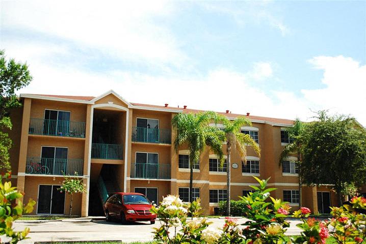 Golden Lakes Apartments