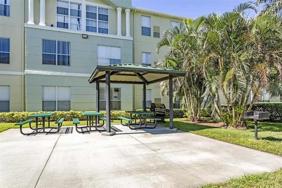 Lexington Club At Vero Apartments