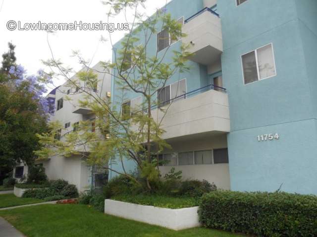 Vanowen Gardens Apartments