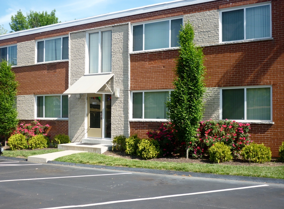Olive Pointe Apartments 1102 Indian Circle Drive, Olivette, MO 63132