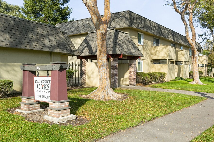 Inglewood Oaks Apartments