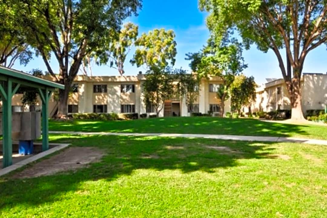 Roscoe Park Apartments