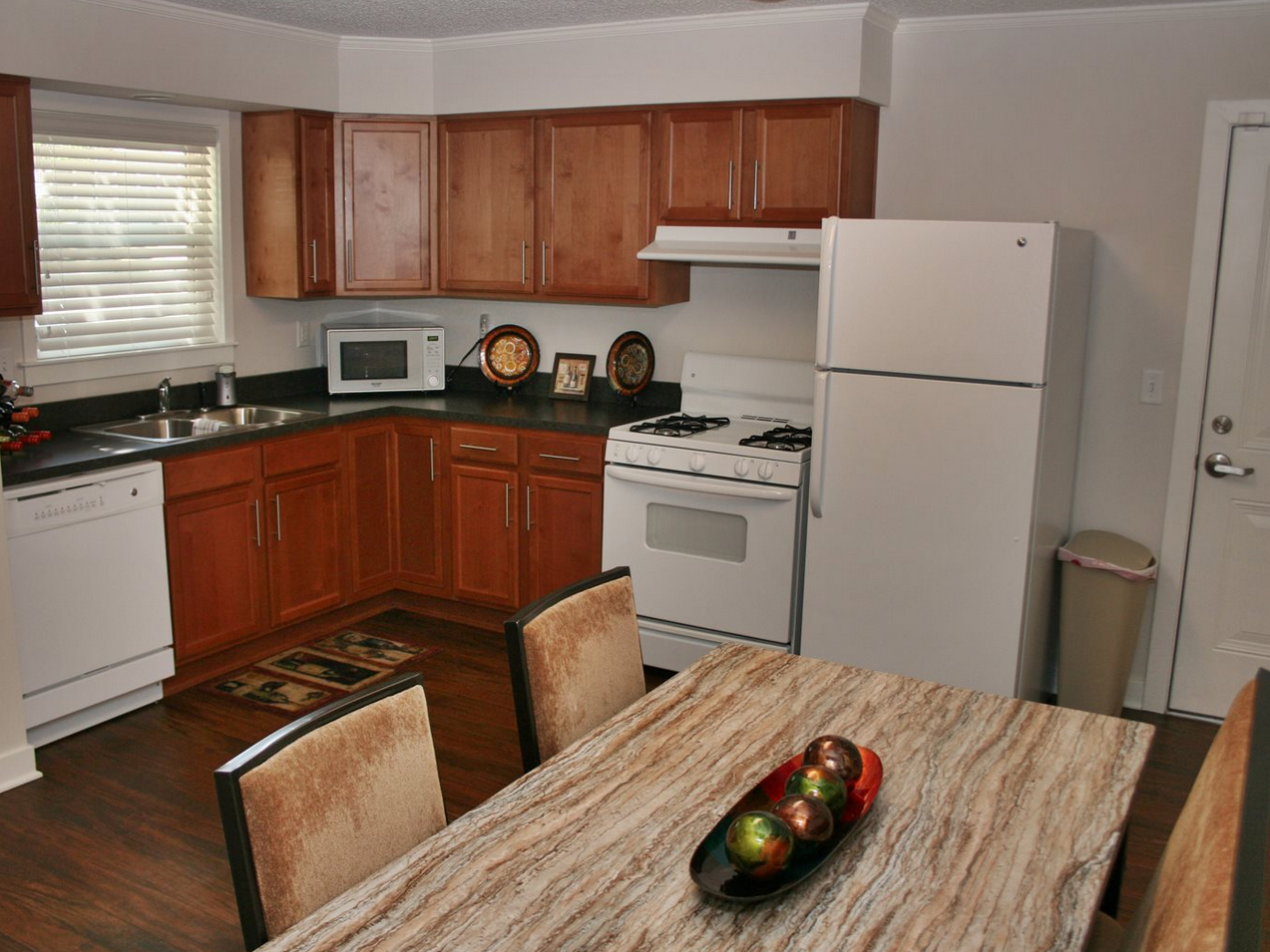 Oakland Heights Apartments MO 2409 Michigan Ave., Kansas City, MO